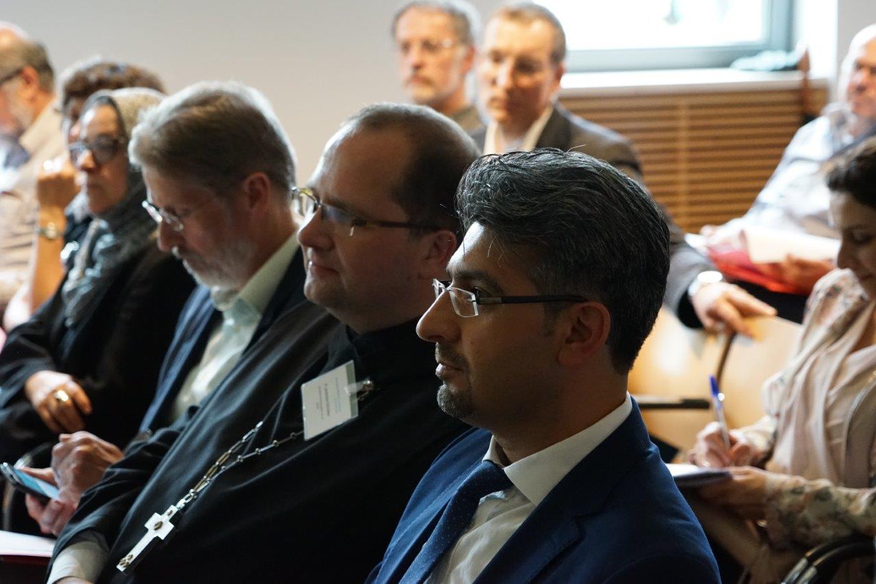 Teilnehmende der Jahrestagung hören im Publikum zu