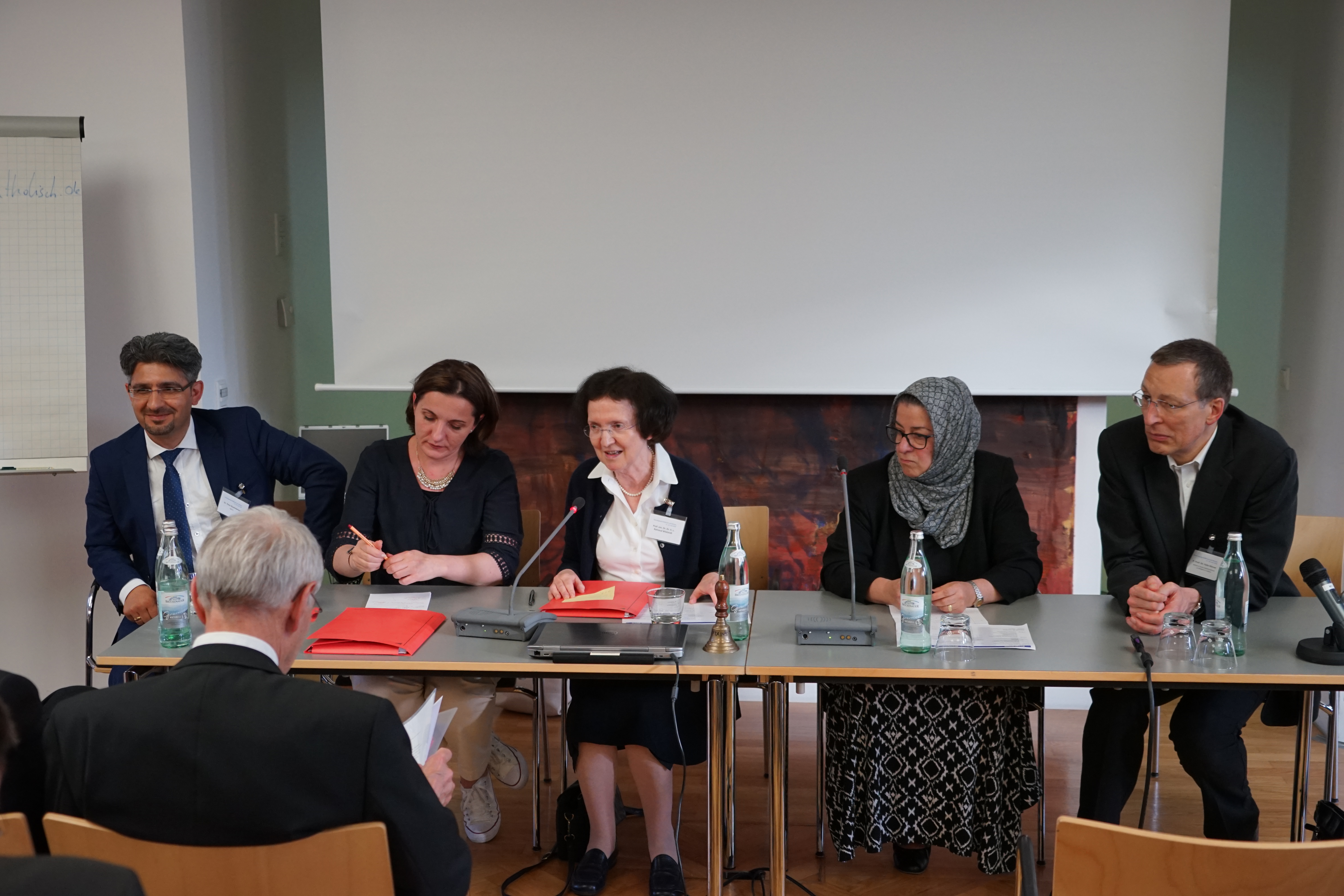 Das Podium der Jahrestagung mit fünf Teilnehmenden an einem langen Tisch