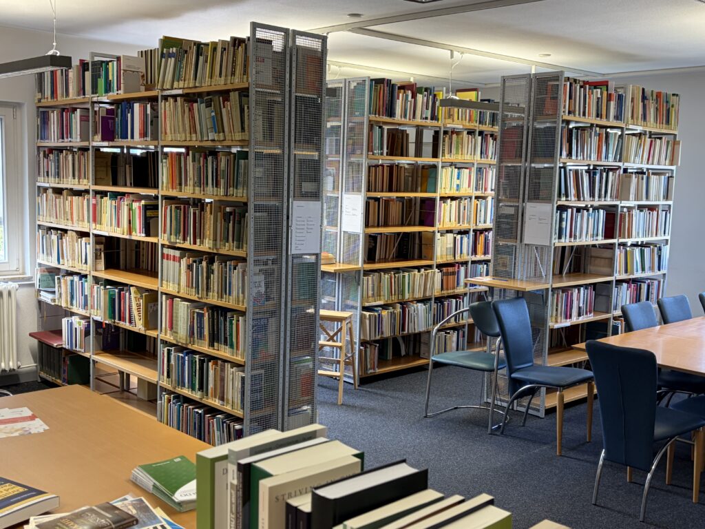 Bücherregale und Arbeitsplätze in der CIBEDO-Bibliothek