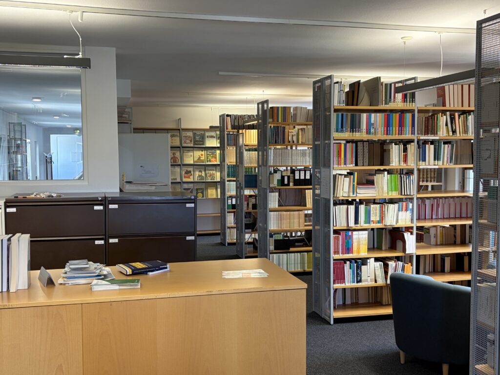 Blick in die CIBEDO-Bibliothek mit Bücherregalen und einem Arbeitstisch