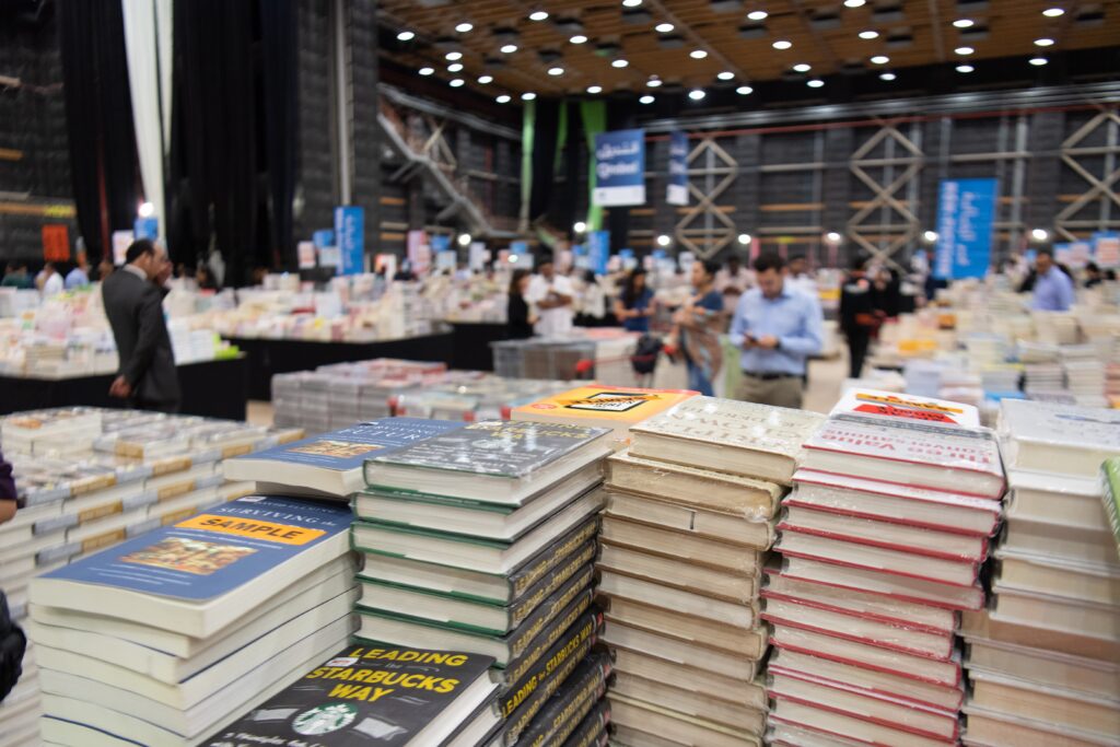 Stapel von Büchern auf einer großen Buchmesse